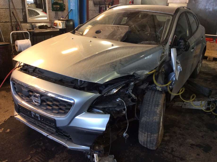 Volvo V40 2012-2019 , Motorkode: D4162T, Girkassekode: