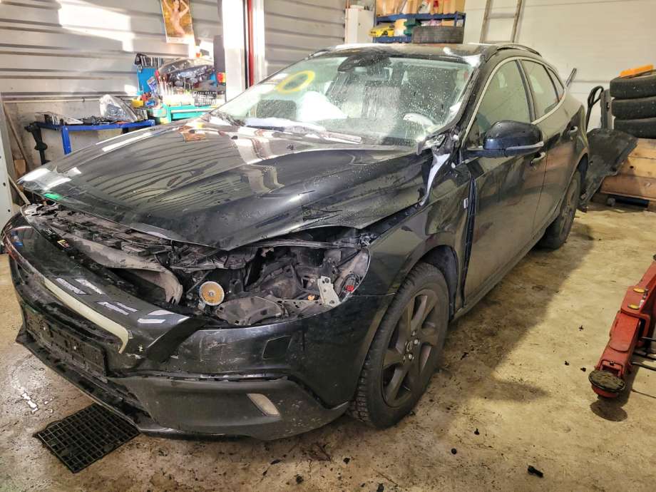 Volvo V40 2012-2019 , Motorkode: D4162T, Girkassekode: 