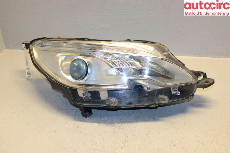 Frontlykt høyre halogen til Peugeot 2008, 2013-2019 (Type I)  (PEUGEOT|98 154 030 80)