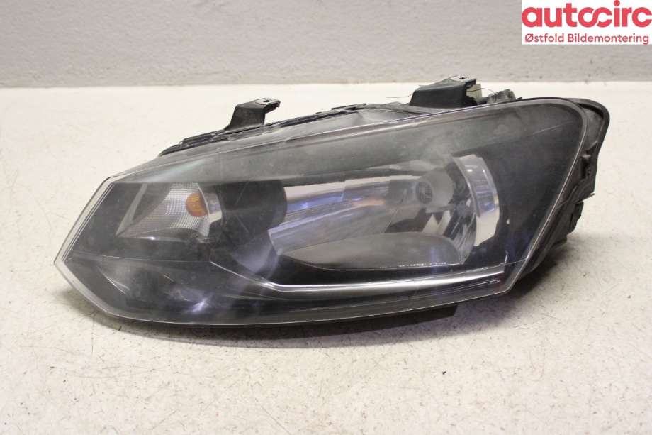 Frontlykt venstre halogen til VW Polo, 2009-2014 (Type V, Fase 1) (VOLKSWAGEN|6R1 941 015 E)