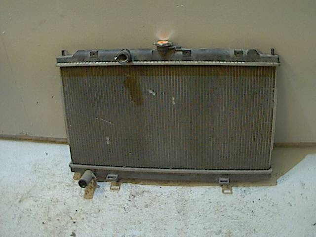 Radiator (manuell gir) til Nissan Almera 2000-2003 (Fase 1) (N16) (N16) (NISSAN|21410BM400|21410BM402|)