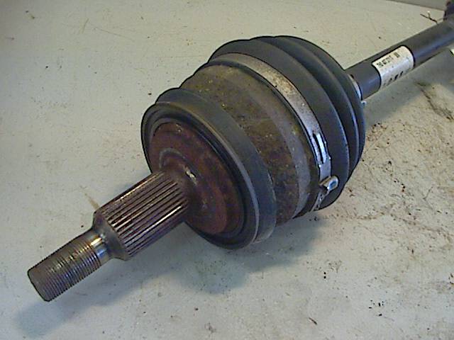 Drivaksel venstre foran til VW Transporter / Caravelle 2003-2009 (Fase 1) (T5) (T5) (VOLKSWAGEN|7E0 407 271 N|7E0 407 271 AA|)