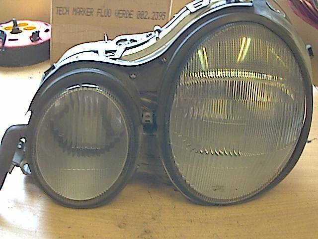Frontlykt venstre halogen til Mercedes E-Klasse 1995-2000 (Fase 1) (W210) (W210) (MERCEDES|A 210 820 03 61|)