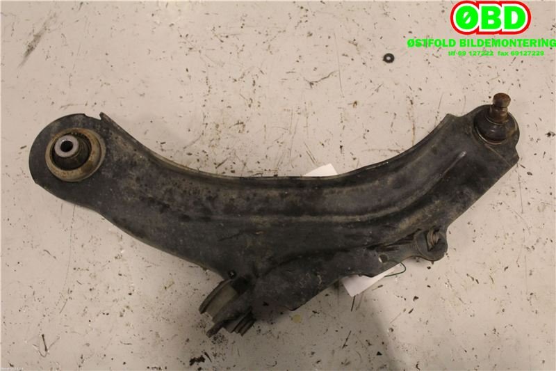 Bærebru venstre foran nedre til Renault Scenic 2003-2009 (Type II)  (RENAULT|8200298454|545017775R|)
