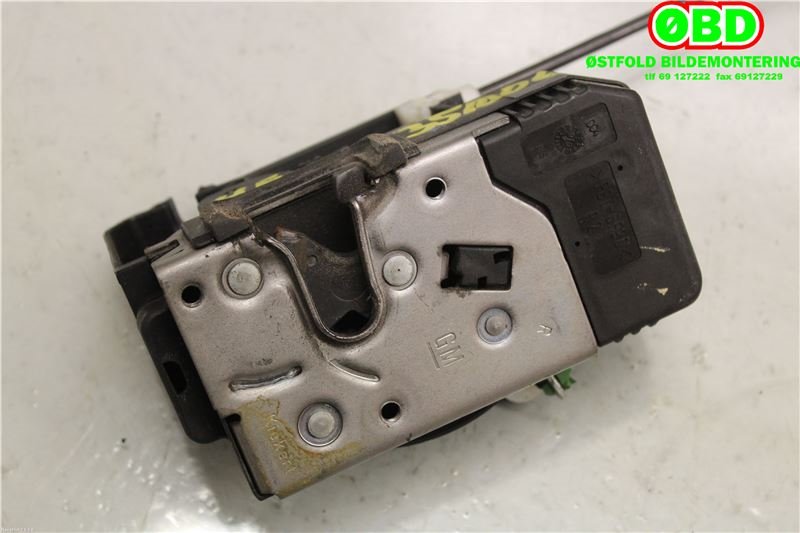 Låsekasse høyre foran til Opel Corsa C 2000-2006  (OPEL|13154792|5133078|)