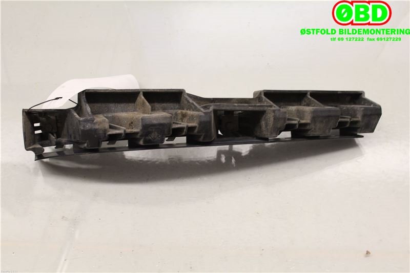 Diverse deler til Mercedes CLS 2011-2017 (C218) (C218) (MERCEDES|A 218 880 02 30|A 218 880 08 30|)