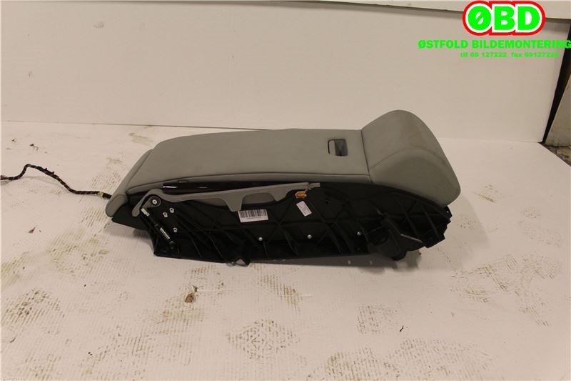 Sete armlene lokk til Audi A8 2010-2013 (Type III, Fase 1)  (AUDI A 8|4H0 885 075 M|)