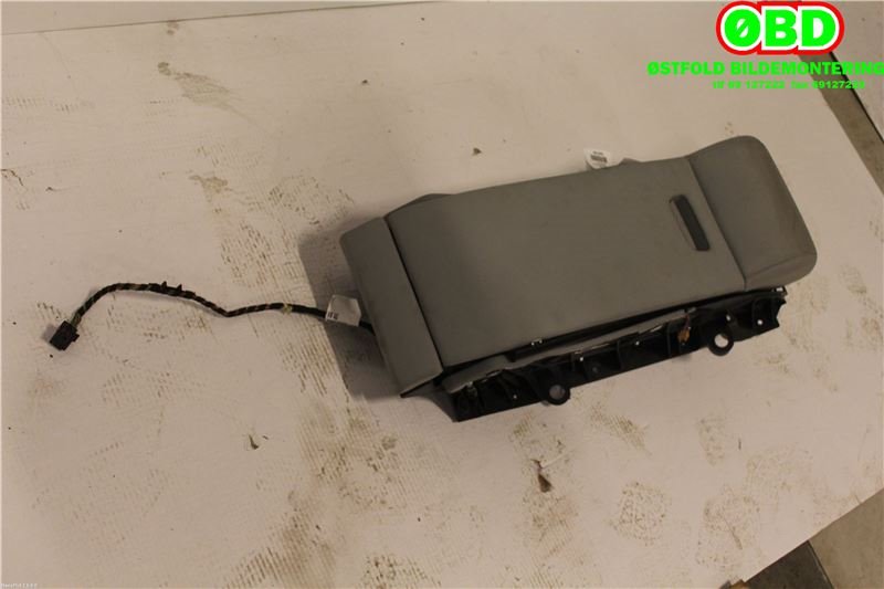 Sete armlene lokk til Audi A8 2010-2013 (Type III, Fase 1)  (AUDI A 8|4H0 885 075 M|)