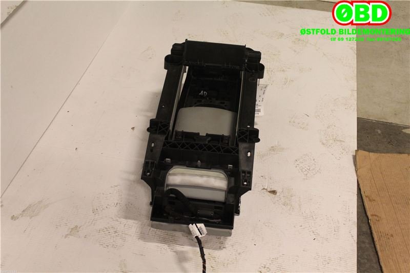 Sete armlene lokk til Audi A8 2010-2013 (Type III, Fase 1)  (AUDI A 8|4H0 885 075 M|)