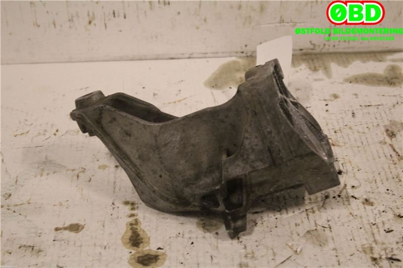 Motorfeste til Mercedes Vito/Viano 2010-2014 (Fase 2) (W639) (W639) (MERCEDES|A 651 223 15 04|)