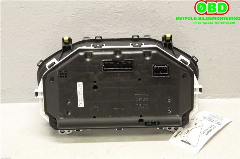 Instrumentpanel til Toyota Yaris 2014-2020 (Type III, Fase 2)  (TOYOTA YARIS HYBRID|83800F5440|)