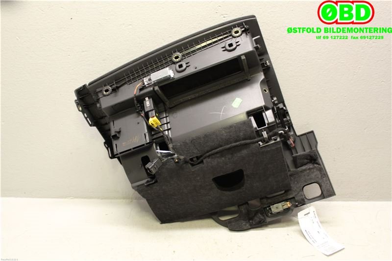 Hanskerom til Audi A4 2015-2019 (Type V, Fase 1) (B9) (B9) (AUDI A4 AVANT|8W1857035B|)