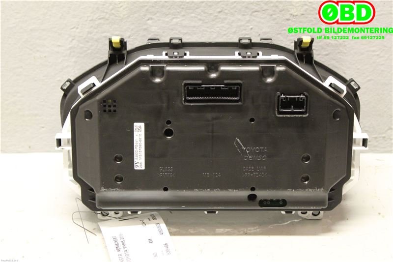 Instrumentpanel til Toyota Yaris 2014-2020 (Type III, Fase 2)  (TOYOTA YARIS HYBRID|83800F5441|)