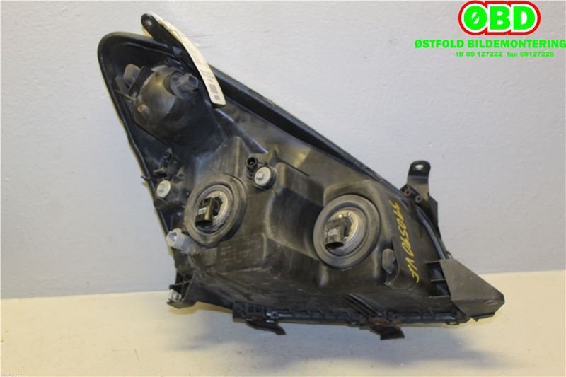 Frontlykt venstre halogen til Toyota Verso 2004-2009 (Type II)  (TOYOTA|811700F010|)
