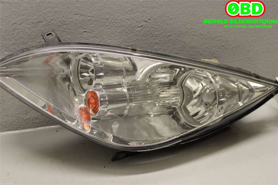 Frontlykt venstre halogen til Mitsubishi Colt 2004-2008 (Type VII, Fase 1) (MITSUBISHI|8301B869|8301A283|0301208201)