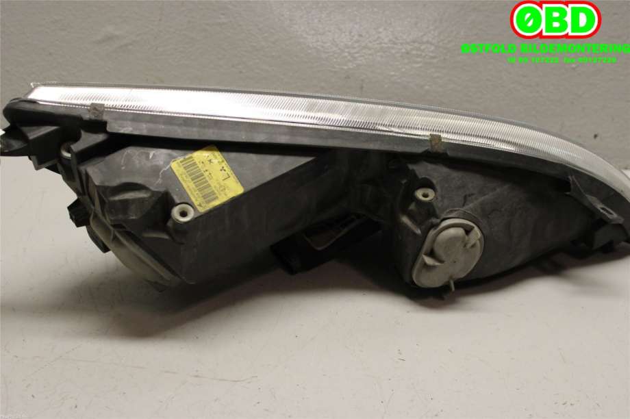 Frontlykt venstre halogen til Mitsubishi Colt 2004-2008 (Type VII, Fase 1) (MITSUBISHI|8301B869|8301A283|0301208201)