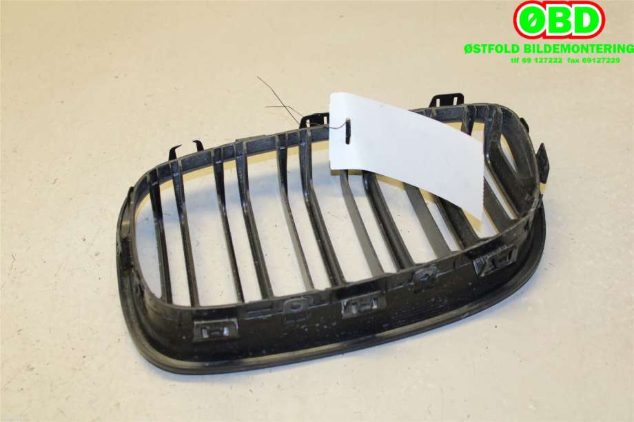 Grill høyre til BMW 1-Serie 2011-2015 (Fase 1) (F20/F21) (F20/F21) (BMW|51 13 7 262 118|)