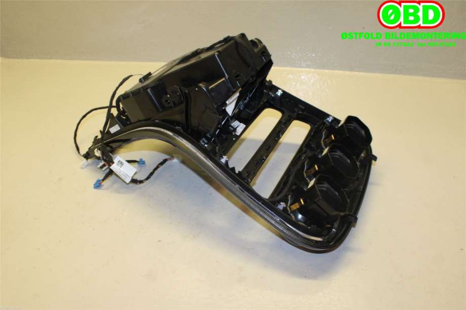Dashbord askebeger til Mercedes C-Klasse 2018-2021 (Fase 2) (W205) (W205) (MERCEDES|A 205 680 72 10||2056807210)