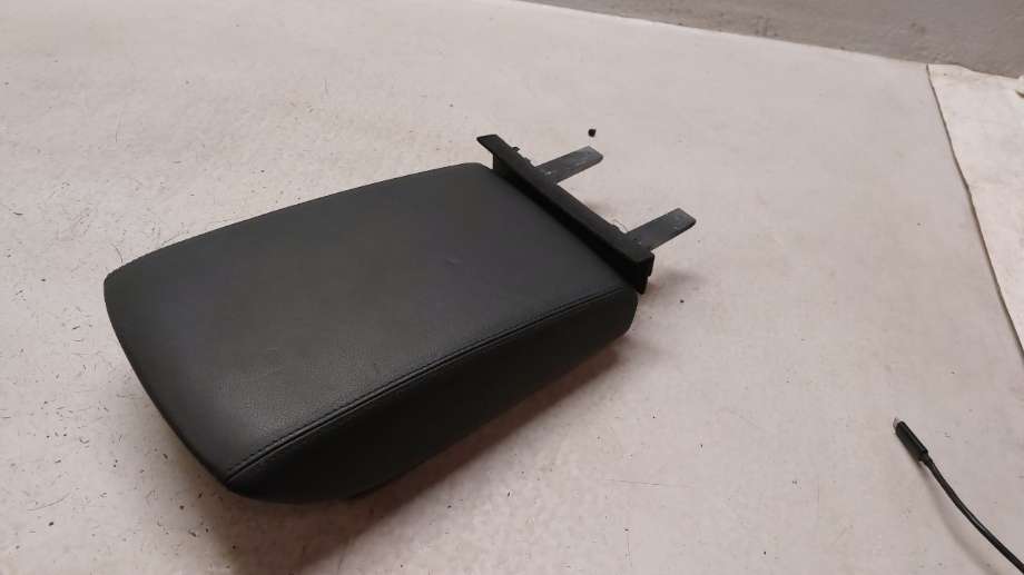 Sete armlene lokk til Audi A8 2010-2013 (Type III, Fase 1)  (AUDI|4H4 864 205 G|)