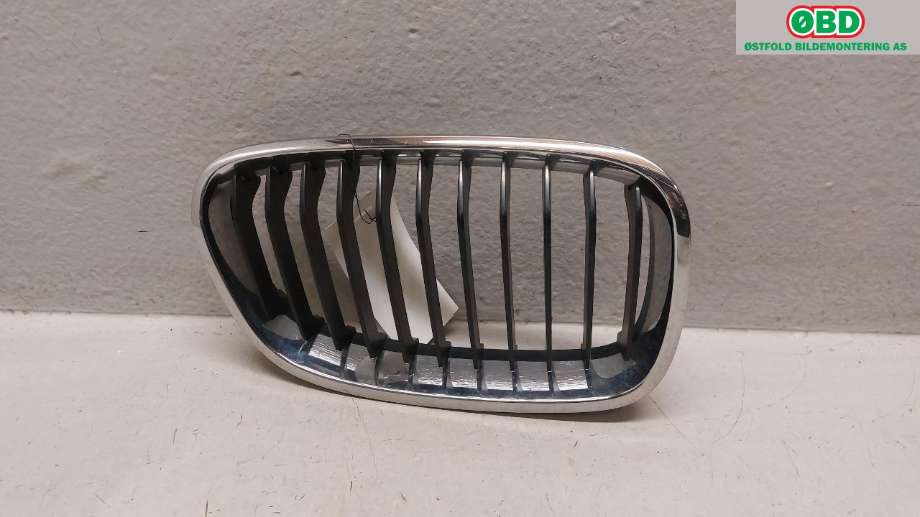Grill høyre til BMW 1-Serie, 2011-2015 (Fase 1) (F20/F21) (F20/F21) (BMW|51 13 7 239 022)