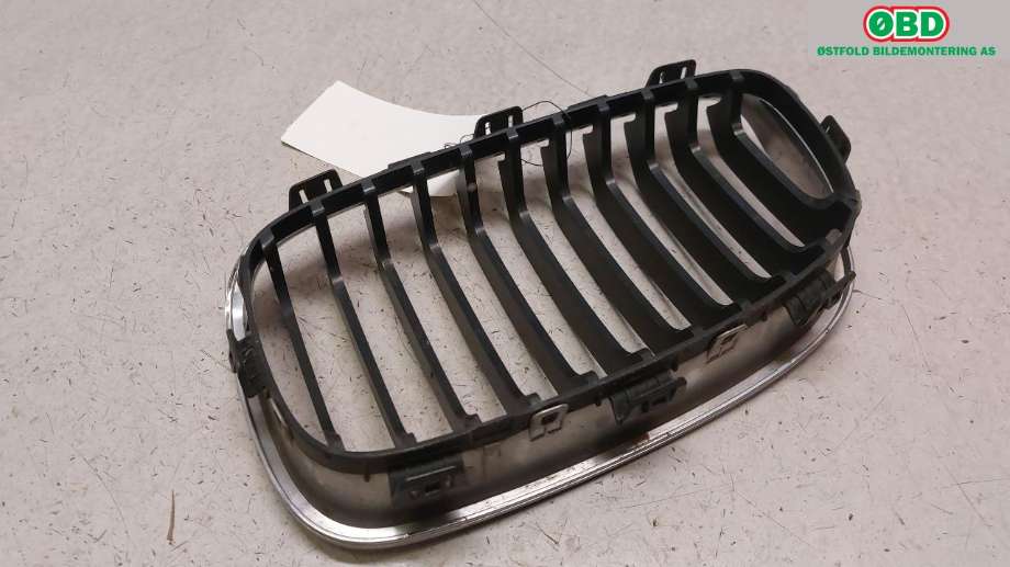 Grill høyre til BMW 1-Serie 2011-2015 (Fase 1) (F20/F21) (F20/F21) (BMW|51 13 7 239 022|)