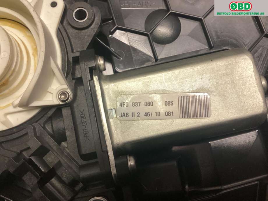 Låsekasse høyre foran til Audi A8 2010-2013 (Type III, Fase 1) (AUDI|4F0 837 060|4F0 837 060 A|)