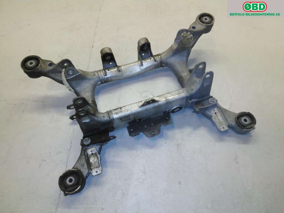 Travers bak til BMW 7-Serie 2009-2015 (F01/F02/F03/F04) (F01/F02/F03/F04) (BMW|33 31 6 794 666|)