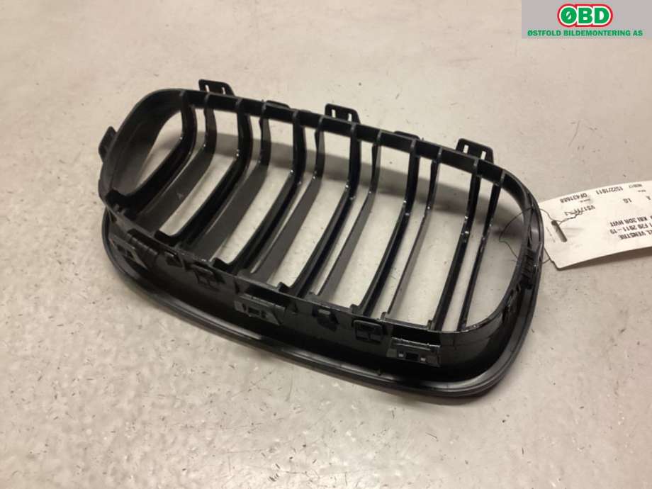 Grill venstre til BMW 1-Serie 2011-2015 (Fase 1) (F20/F21) (F20/F21) (BMW|51 13 7 262 117|)