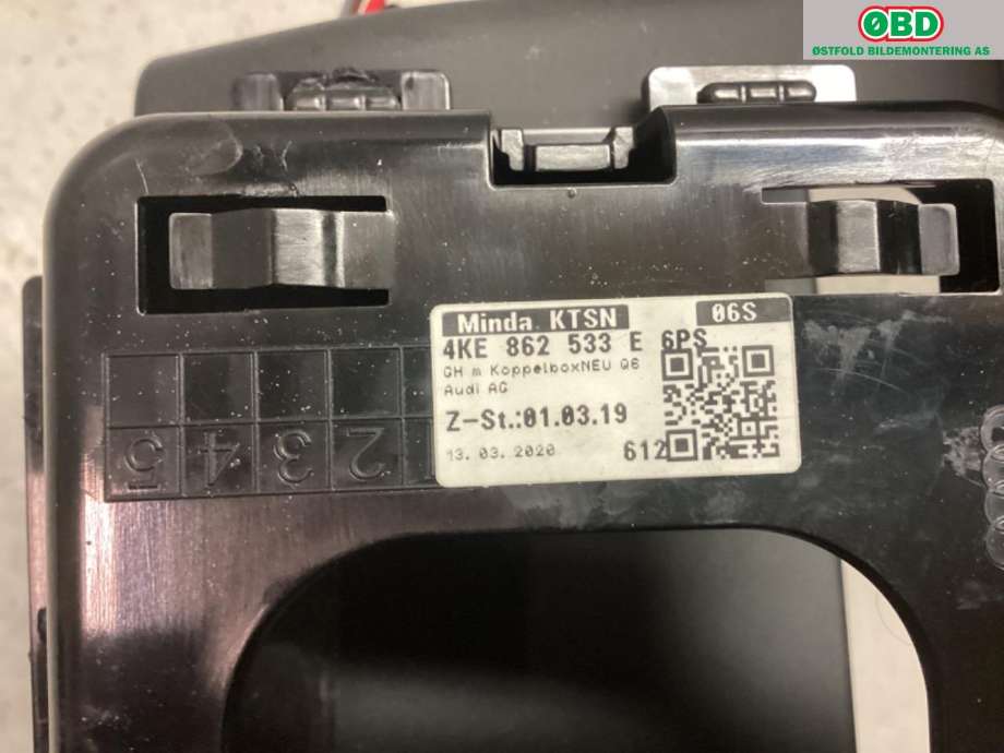 Dashbord koppholder til Audi e-tron 2018-->>  (AUDI|4KE 862 533 E|)
