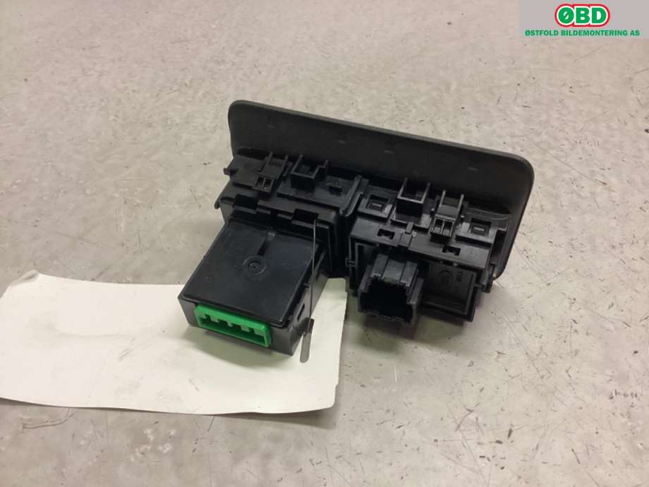 Bryter baklukeåpner til Land Rover Range Rover, Evoque 2011-2019 (Type I)  (LAND-ROVER||GJ3211654HB)