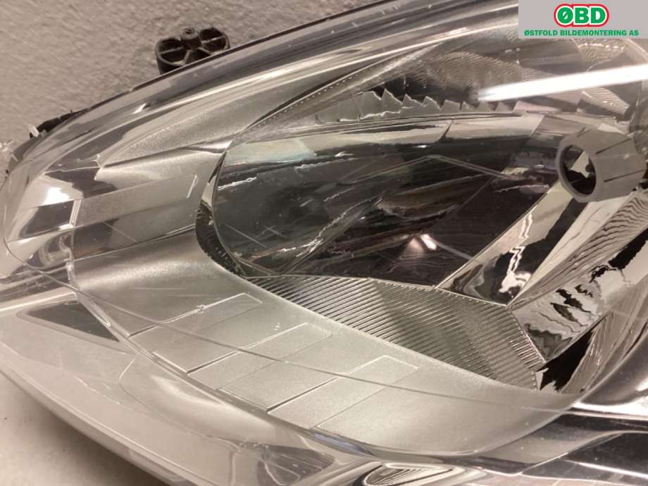Frontlykt venstre halogen til Peugeot Partner 2015-2019 (Type II, Fase 2)  (PEUGEOT|6208 K6||9682828280)