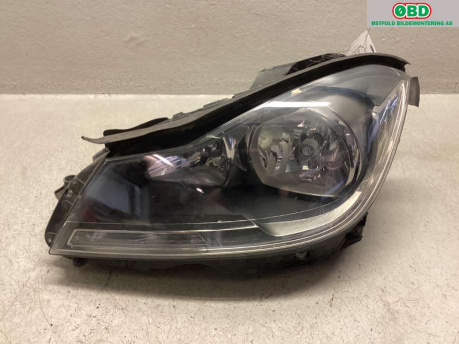 Frontlykt venstre halogen til Mercedes C-Klasse 2011-2014 (Fase 2) (W204) (W204) (MERCEDES|A 204 820 95 59|)