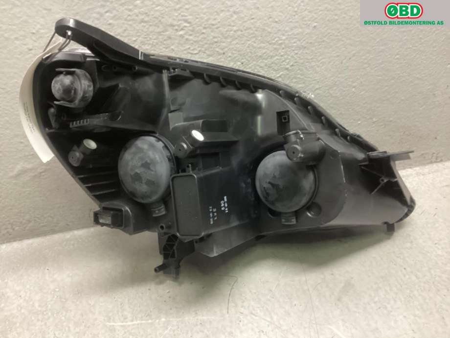 Frontlykt venstre halogen til Opel Zafira B 2005-2011  (|0301214205)