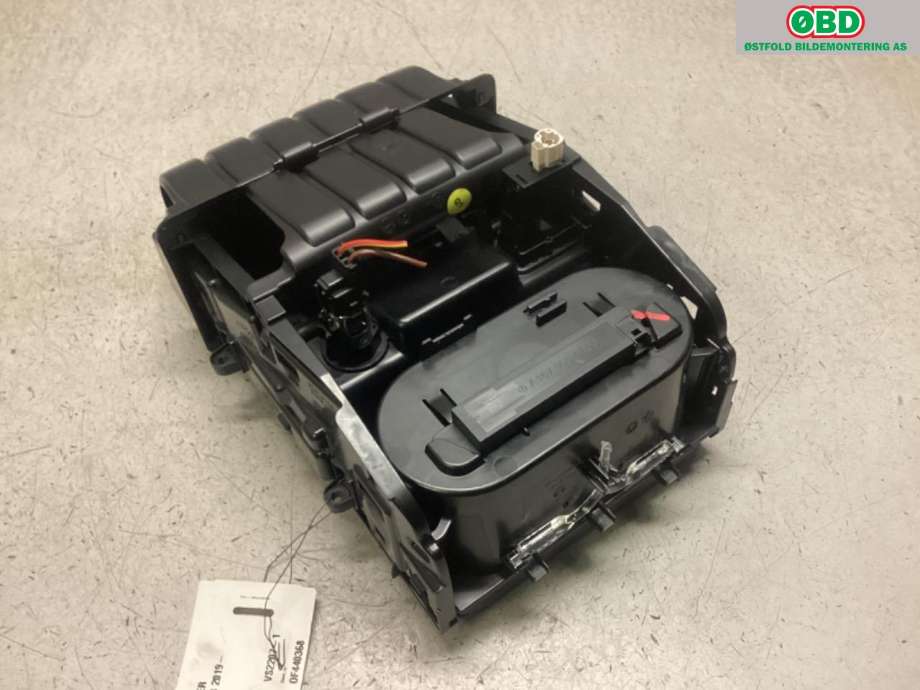 Dashbord koppholder til Mercedes CLA 2019-->> (C118) (C118) (MERCEDES|A 177 680 60 01|)