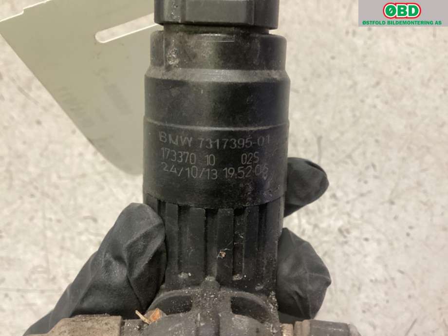 Spylerpumpe foran til BMW X5 2013-2018 (F15) (F15) (BMW|67 12 7 388 349|)