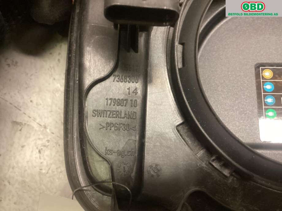 Batterilader inntak/luke til BMW 3-Serie 2012-2018 (F30/F31/F34) (F30/F31/F34) (BMW|51 17 7 368 306|)
