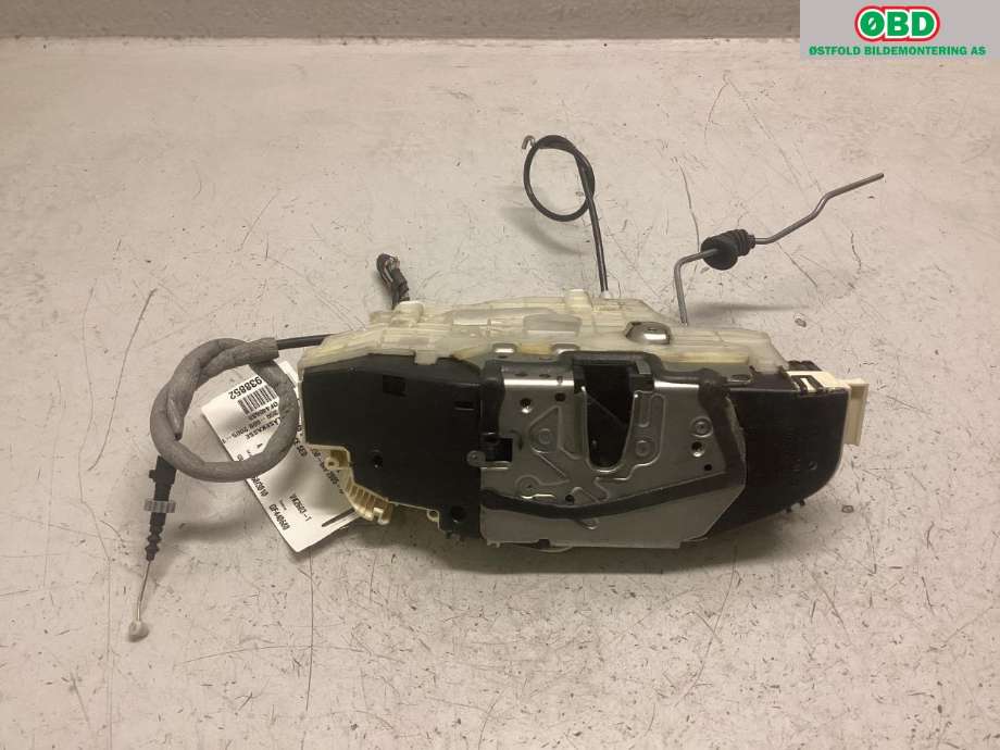 Låsekasse høyre bak til Mercedes S-Klasse, 2005-2013 (W221) (W221) (MB S-KLASSE 63 AMG|A 221 730 04 35)