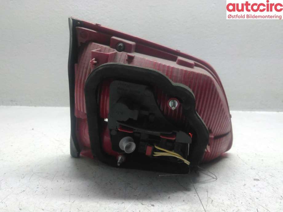 Baklykt høyre indre til VW Touran 2010-2015 (Type I, Fase 3)  (VOLKSWAGEN|1T0 945 094 A|)