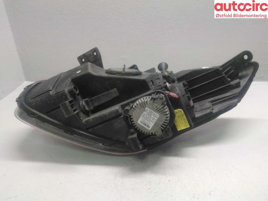 Frontlykt høyre halogen til Kia Carens 2013-2018 Type III  (KIA|92102A4190|)