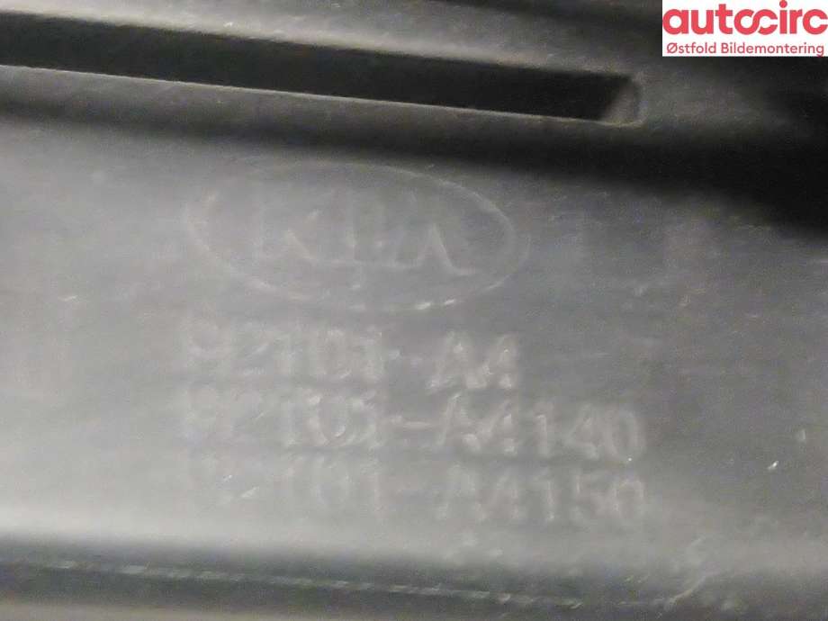 Frontlykt venstre halogen til Kia Carens 2013-2018 Type III  (KIA|92101A4190|)