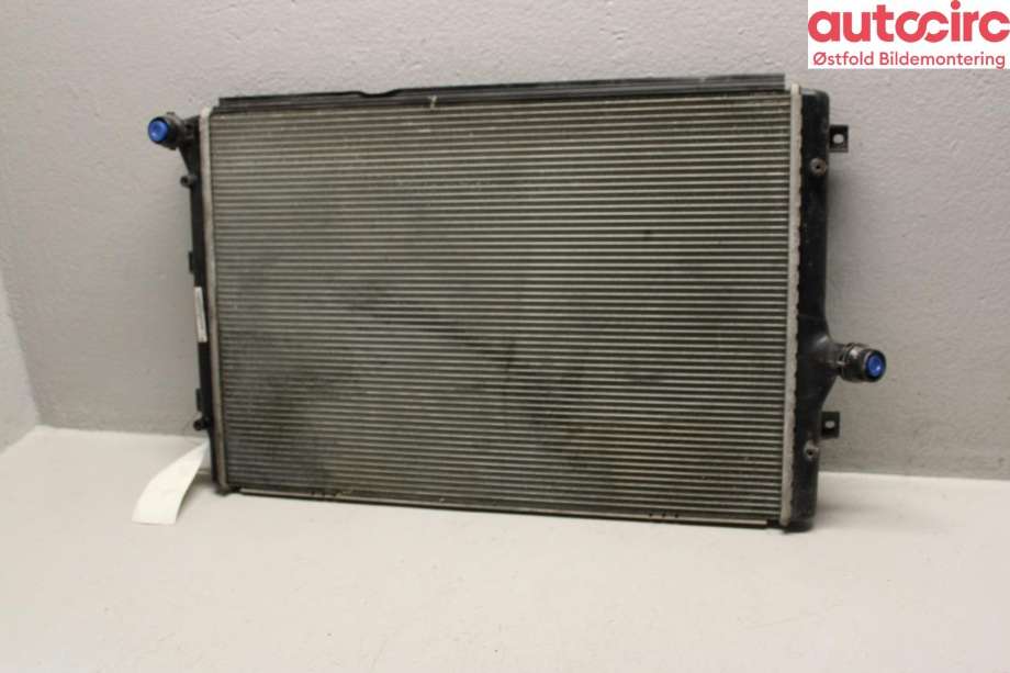 Radiator (manuell gir) til VW Caddy 2010-2015 (Type III, Fase 2)  (VOLKSWAGEN|1K0 121 251 EH|)