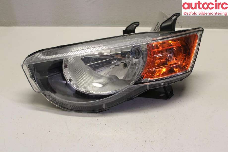 Frontlykt venstre halogen til Mitsubishi Colt 2009-2013 (Type VII, Fase 2) (MITSUBISHI|)