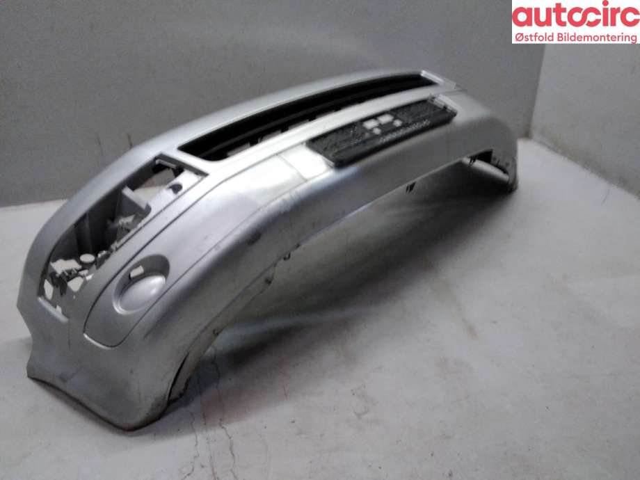 Støtfanger foran til VW Transporter / Caravelle 2003-2009 (Fase 1) (T5) (T5) (VOLKSWAGEN|7H0 807 101 F|)