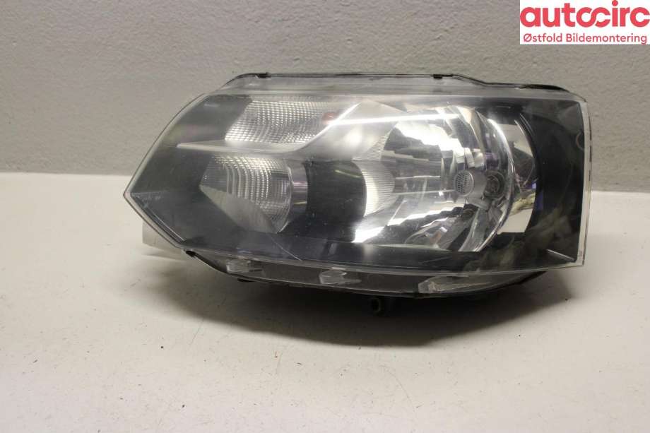 Frontlykt venstre halogen til VW Transporter / Caravelle 2003-2009 (Fase 1) (T5) (T5) (VOLKSWAGEN|7E1941015H|)