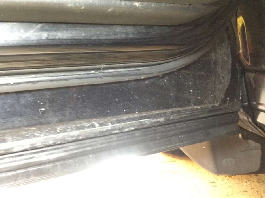 Dør venstre foran til Land Rover Discovery 2005-2009 (Type III)  (LAND-ROVER|)