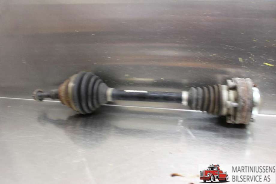Drivaksel venstre foran til VW Caddy, 2010-2015 (Type III, Fase 2)  (VOLKSWAGEN|)