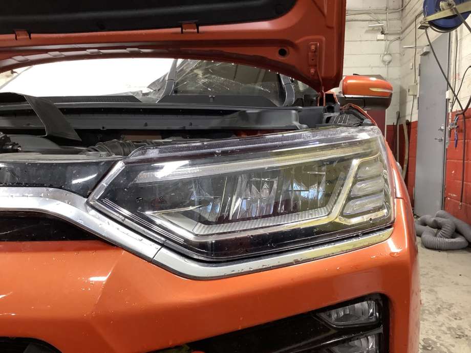 Frontlykt venstre halogen til SsangYong Korando, 2019-->> (Type IV)  (SSANGYONG|83101 37200)