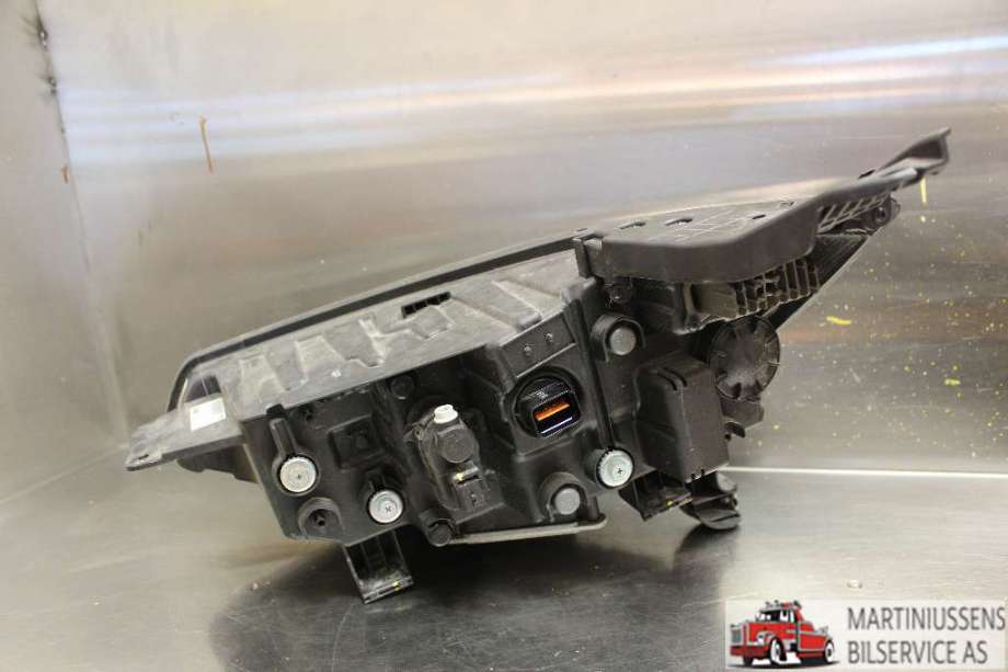 Frontlykt høyre halogen til SsangYong Korando 2019-->> (Type IV)  (SSANGYONG|83102 37200|)
