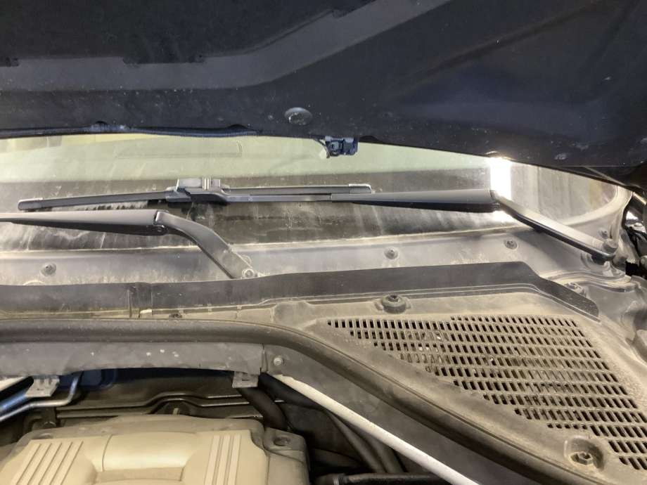 Viskerarmer frontrute til BMW X6, 2008-2014 (E71/E72) (E71/E72) (BMW|61 61 9 449 954)