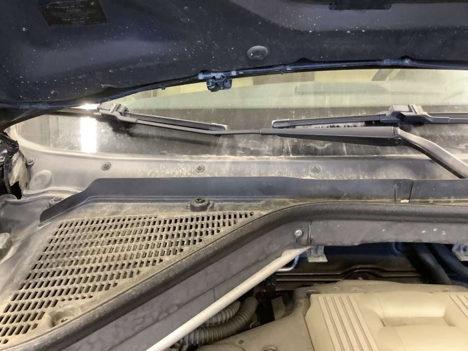 Viskerarmer frontrute til BMW X6, 2008-2014 (E71/E72) (E71/E72) (BMW|61 61 9 449 955)